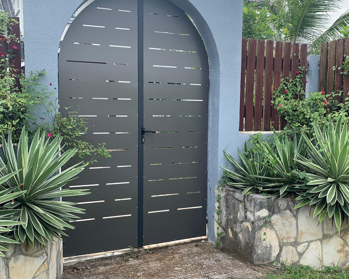 Portail habillé en alucobond personnalisé